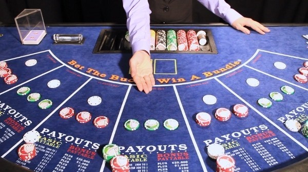 The dealer is pointing to the missing bonus bet The dealer is pointing to the missing bonus bet