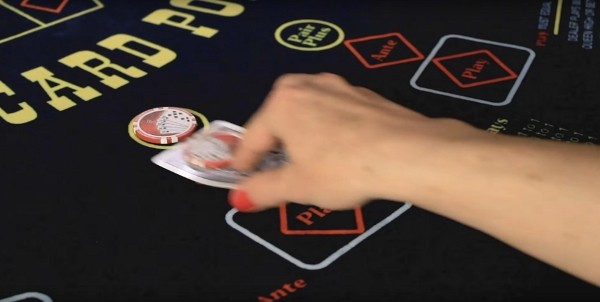 Player is folding on 3 Card Poker